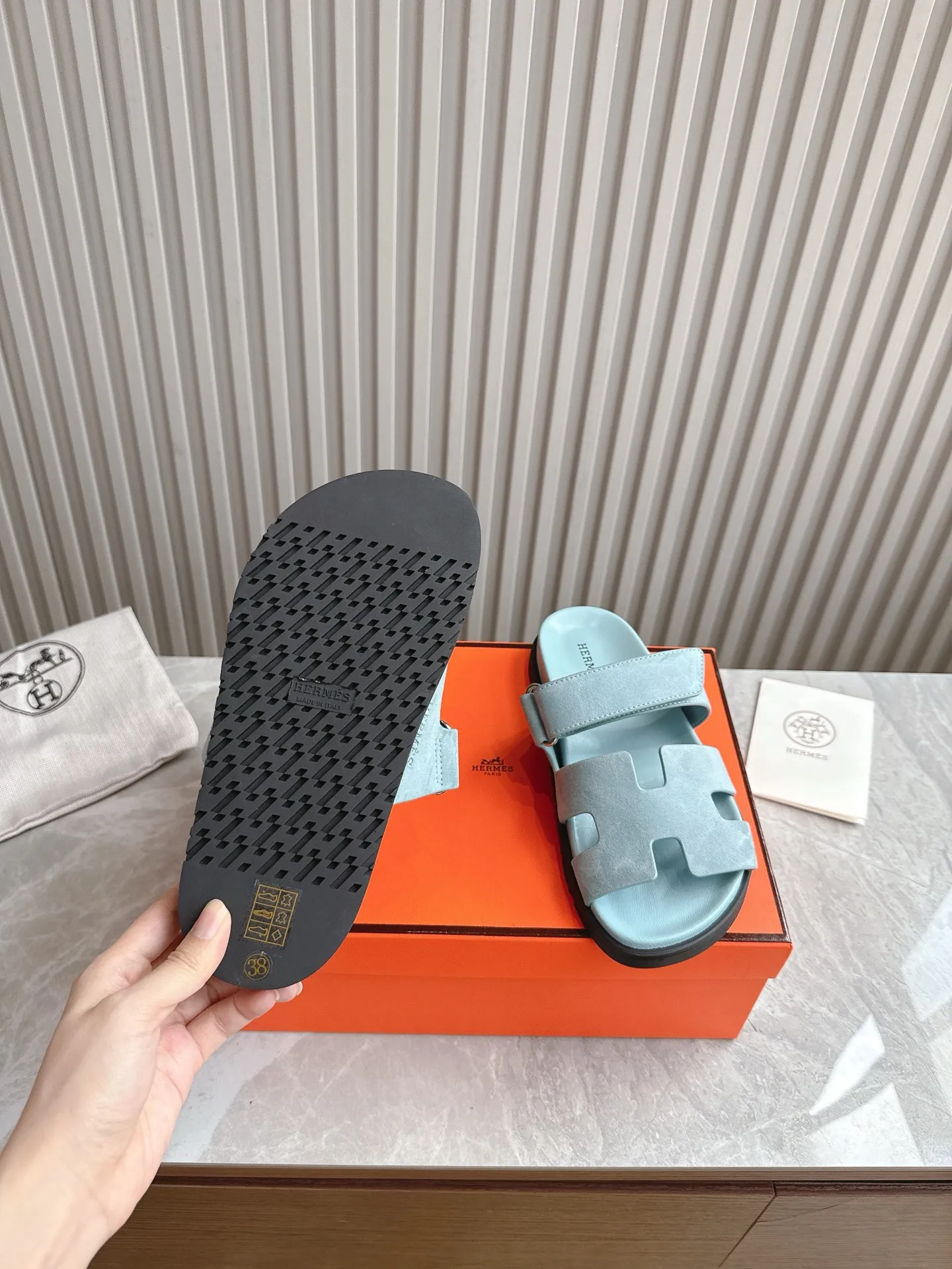 p480🐮🐮Couple model (top version) H family 2024 spring and summer new style HERMES Hermes' recently popular couple model pig nose angle sandals and slippers, paired with various colorful socks, popular. Upper: imported original deerskin (the genuine leather edging is not ordinary super migration). Lining: imported genuine leather. Outsole: Tpu non-slip and wear-resistant outsole. Size: Female 35-42 (40/42 non-returnable and non-exchangeable) Male size: 39-45 (45 non-refundable and non-exchangeable)